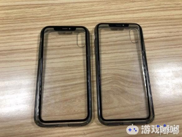 今天，数码博主@老七mob在微博上放出了6.5英寸和6.1英寸两款iPhone的前面板的对比图，6.5英寸的iPhone的边框会比6.1英寸版本要小。