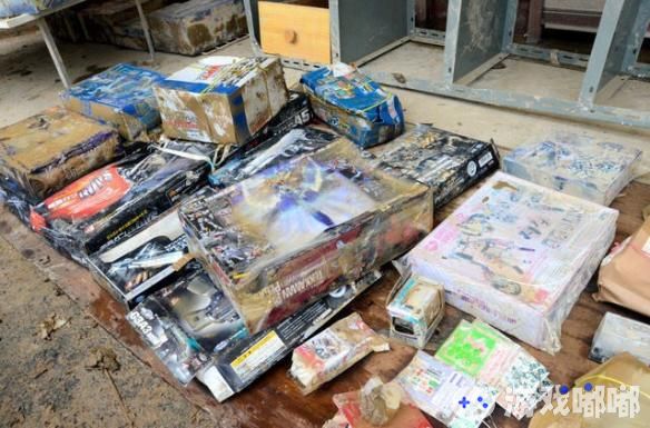 日本遭受水灾的塑胶拼装模型店“エラヤ”通过网络宣布将再次开店，每件受损商品将以官网公告的1折价格售出。