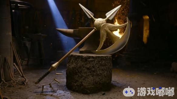 武器人间打造《七大罪》神斧利塔，完美还原了动漫中的造型。节目组的艾斯卡诺COS，肌肉和巨斧组合十分霸气！
