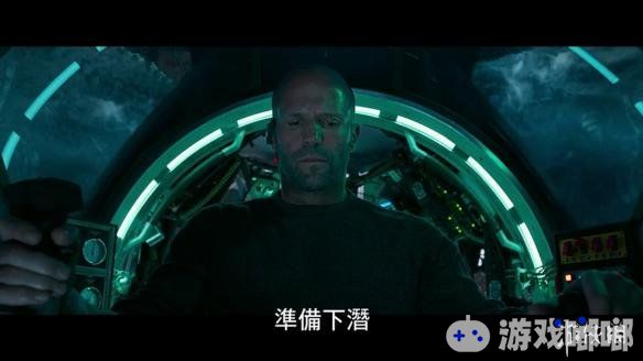 今日，由杰森斯坦森主演的《巨齿鲨》电影曝光了中文幕后花絮，对电影的背景和特色进行了诸多介绍。