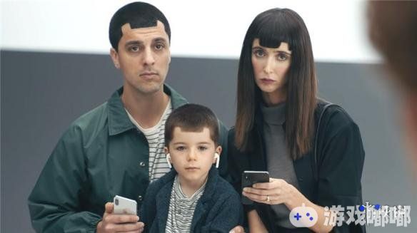三星推出全新“Ingenius”系列广告庆祝Galaxy Note 9发售，宣传新手机依然不忘吐槽苹果，那么你们觉得三星和苹果谁更胜一筹呢？