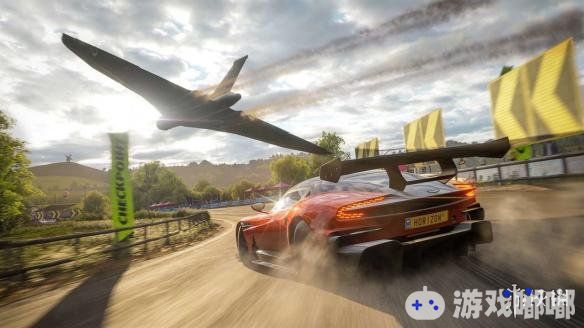 微软开放世界赛车大作《极限竞速：地平线4(Forza Horizon 4)》昨日公布了一段新的预告片，简单介绍了游戏中的特色与内容，让我们一起来了解下吧！