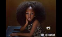 最近，一名摄影师博主晒出了自己拍摄的五岁的尼日利亚小女孩照片。闪着巧克力光泽的慕斯感皮肤，水汪汪的幽蓝色二次元大眼睛征服了整个外网！