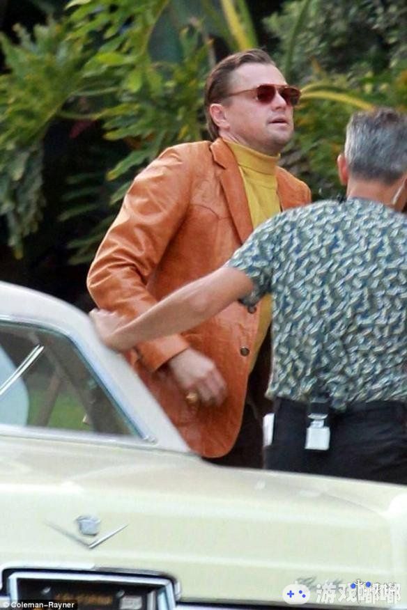 今天，由小李子和布拉德·皮特主演的《好莱坞往事》曝光了最新的片场照，小李穿着定妆照中的那身经典橘、黄色套装现身，一期来看看吧！