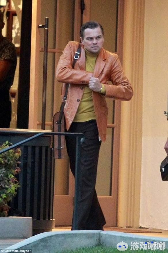 今天，由小李子和布拉德·皮特主演的《好莱坞往事》曝光了最新的片场照，小李穿着定妆照中的那身经典橘、黄色套装现身，一期来看看吧！