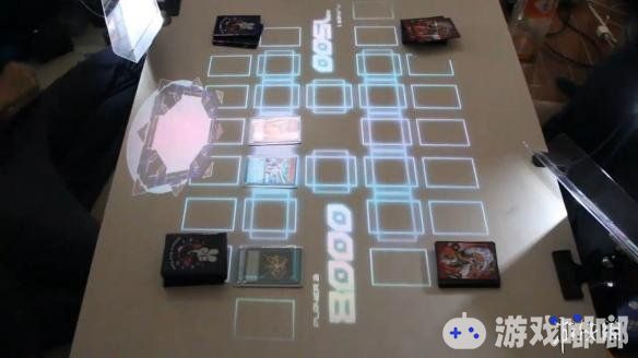 日本玩家发布《游戏王》对战系统视频，视频中通过投影、手机操作和语音控制来玩卡牌，发动效果会有不一样的色彩提示。