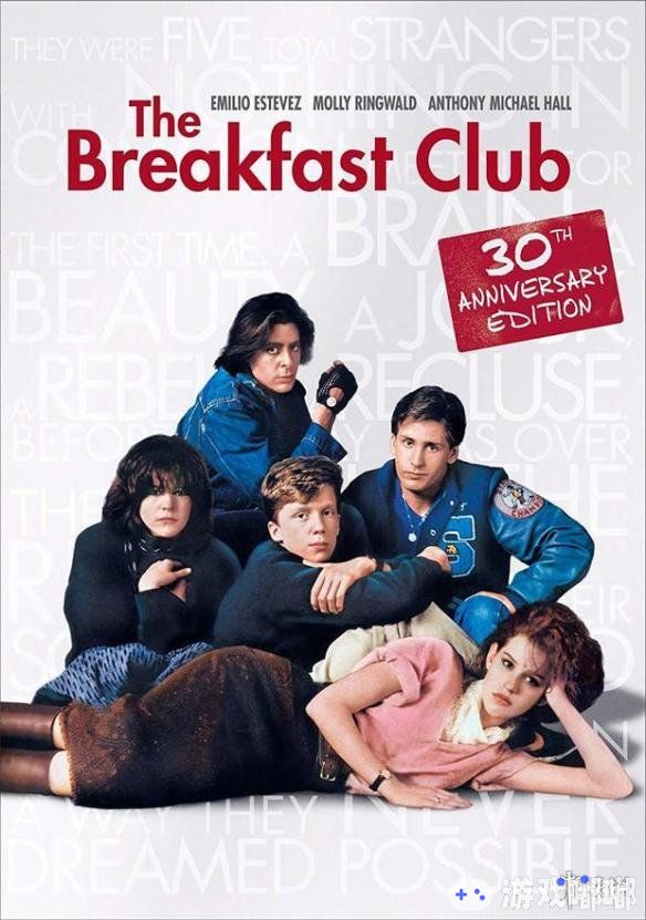 日前，《神奇女侠1984》剧组曝搞笑片场照，帕导带着盖尔加朵等主演大摆“早餐俱乐部”同款pose，表情凝重，还原度可以说是百分百了！