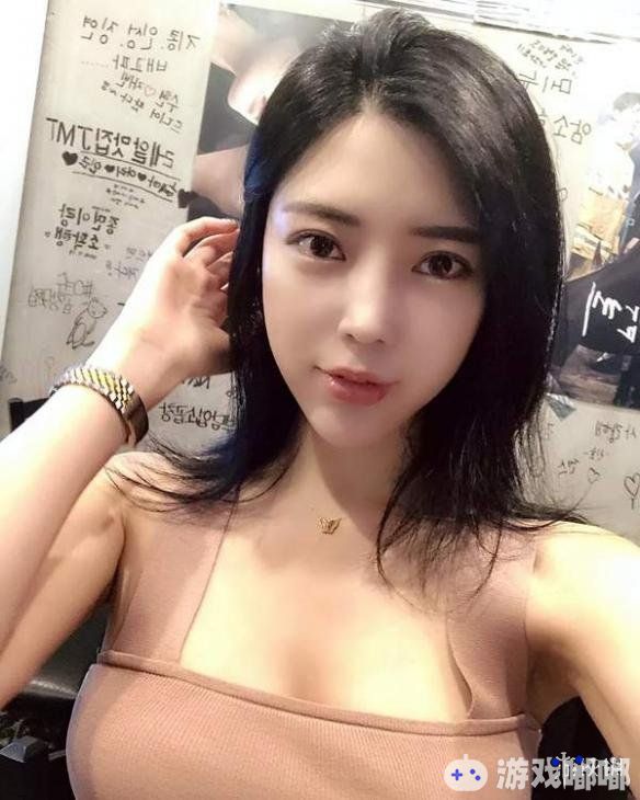 今天小编给大家带来的是韩国网络美女主播Choi Somi（米娜）的最新福利美照，拥有不科学身材的她让人心动不已，一起来欣赏一下吧！