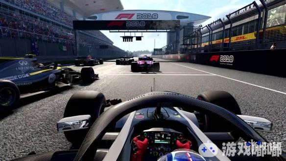 《F1 2018》第三段预告片对现实世界进行真实还原的情境，在视效和拟真度各方面都尽量让玩家有种F1的感觉。