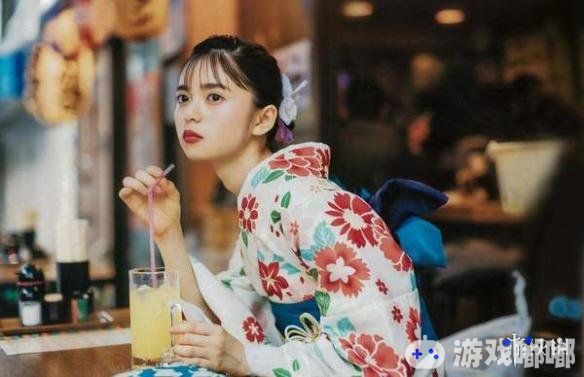 日本被誉为“被神选中的美少女”的斋藤飞鸟近日为《sweet》杂志拍摄的写真曝光，一席白底红花的和服美丽夺目，一起来欣赏一下吧！