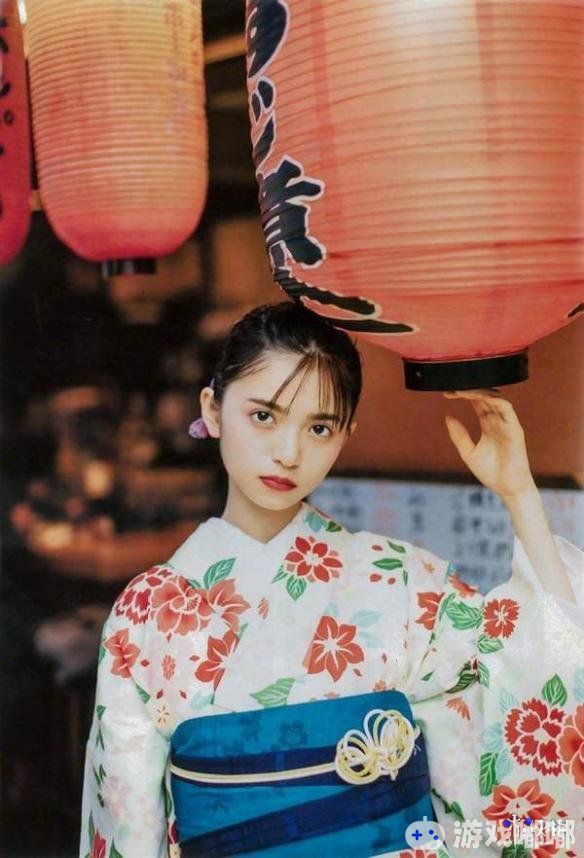 日本被誉为“被神选中的美少女”的斋藤飞鸟近日为《sweet》杂志拍摄的写真曝光，一席白底红花的和服美丽夺目，一起来欣赏一下吧！