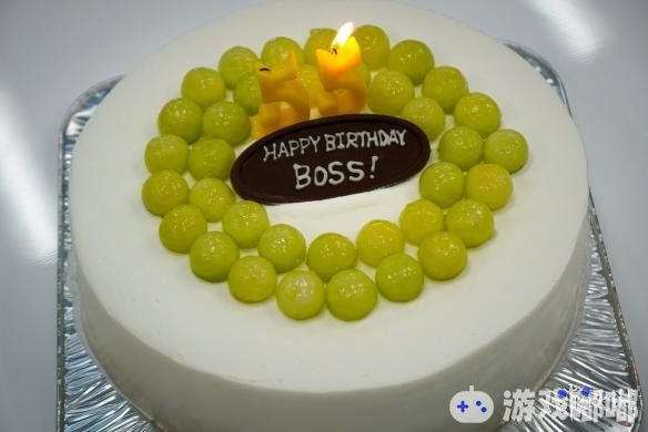 今日，小岛秀夫迎来了自己的第55个生日，并在推特上秀出了自己的生日蛋糕，而“拔叔”麦德斯·米科尔森也送上了生日祝福。
