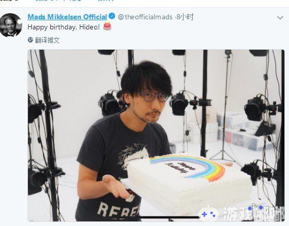 今日，小岛秀夫迎来了自己的第55个生日，并在推特上秀出了自己的生日蛋糕，而“拔叔”麦德斯·米科尔森也送上了生日祝福。