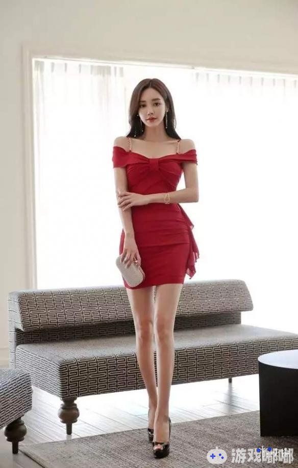近日，被网友们称为“韩国第一女网红”的孙允珠公布了最新的福利美照，这次她身穿一袭红裙更显楚楚动人，一起来欣赏一下吧！