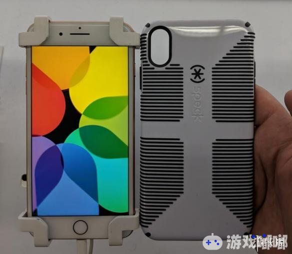 沃尔玛货架惊现苹果新款iPhone保护壳，从保护壳大概可以了解到，6.1英寸版本和6.5英寸版本的新iPhone在外观设计上应该不会有太大差别。