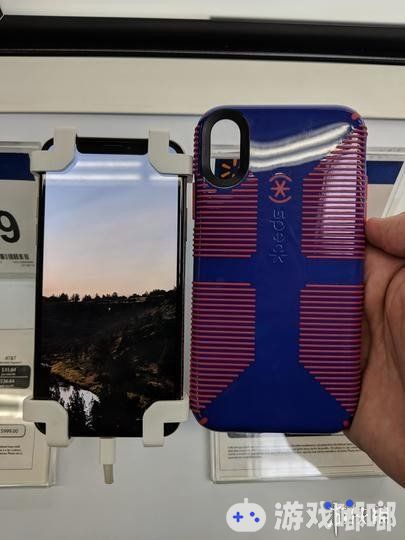 沃尔玛货架惊现苹果新款iPhone保护壳，从保护壳大概可以了解到，6.1英寸版本和6.5英寸版本的新iPhone在外观设计上应该不会有太大差别。