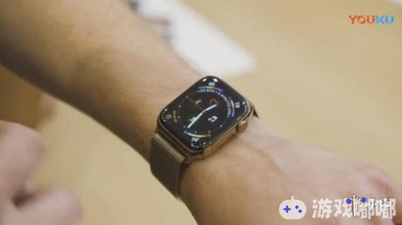 苹果在今天凌晨的秋季新品发布会上公布了Apple Watch Series 4，现在国外粉丝为大家带来了新款智能表的上手视频，一起来看看吧！