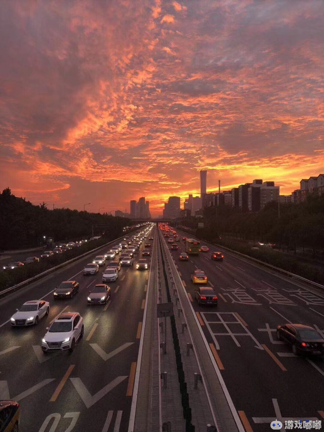 今儿起得早，出去遛弯收获了北京难得一见的朝霞美景，先分享给大家一同欣赏。