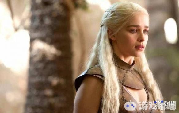 HBO大热史诗剧集《权力的游戏》明年将迎来最终季，目前“龙妈”丹妮莉丝·坦格利安的饰演者就在网上晒出了一个新的纹身来纪念该剧的完结。