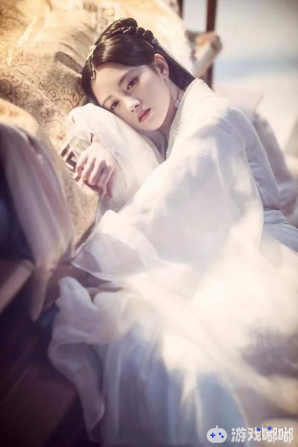 日前，由于朦胧、鞠婧祎主演的《新白娘子传奇》公布了一张全新的任务海报，这次亮相的是“许母”，由叶童出演！