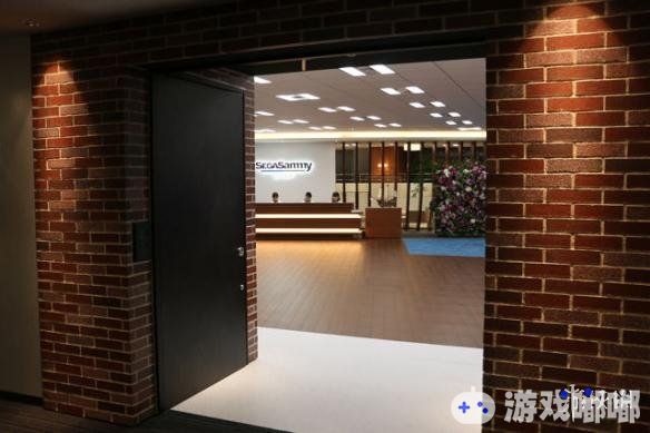 日前，日本知名的电玩厂商SEGA的集团母公司Sega Sammy Holdings宣布，将该游戏集团的办公室，统一搬迁集中至位于东京大崎的新大楼，跟小编来一睹SEGA新办公的风采吧。