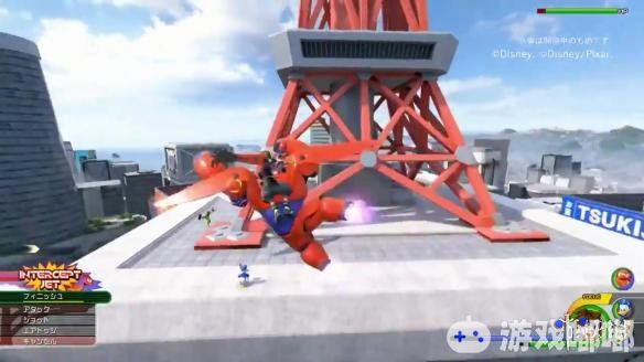 《王国之心3》的新实机视频展示了游戏的相关机制，包括战斗、场景、技能链以及骑乘各种载具和生物，包括Baymax。