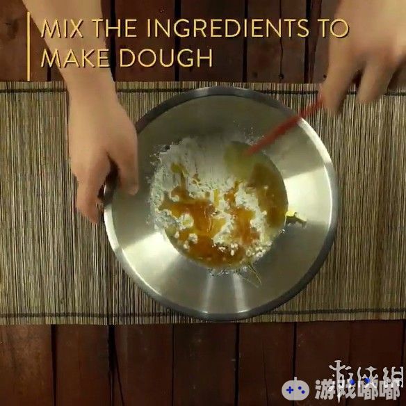 文明官推分享了一段视频，短片首先介绍了中秋节以及在中国人在这一天吃月饼的传统，然后就开始了非常正经的制作月饼教学。