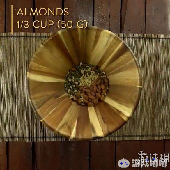 文明官推分享了一段视频，短片首先介绍了中秋节以及在中国人在这一天吃月饼的传统，然后就开始了非常正经的制作月饼教学。