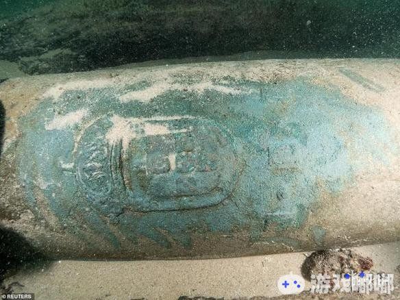 葡萄牙的考古学家在里斯本发现了一艘400多年前的沉船残骸，沉船遗址位于水下12米，长约100米，宽约50米。潜水员在其中发现了胡椒粒、九门刻有葡萄牙纹章的青铜加农炮、中国瓷器以及在殖民时期用来交易奴隶的贝壳。