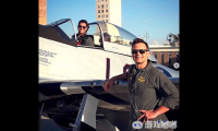 近日多个国外网友发布阿汤哥在片场驾驶飞机以及向专业飞行员请教的照片，继《碟中谍6》之后，阿汤哥又要开飞机了。影片改档到2020年6月26日北美上映，敬请期待吧。