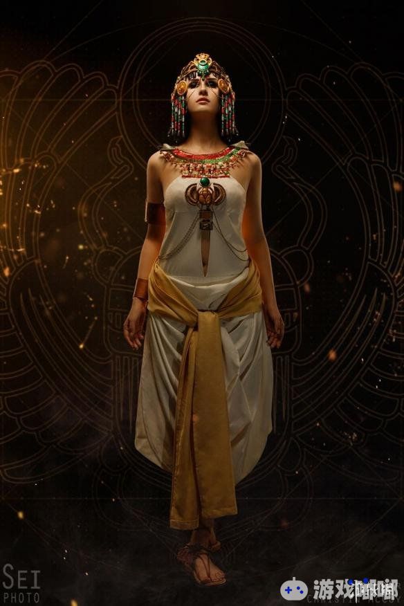 近日俄罗斯妹子MakkoyKristinCOS了在《刺客信条：起源（Assassins Creed: Origins）》中的埃及艳后，其精致的妆容都让人难以分清游戏还是现实。