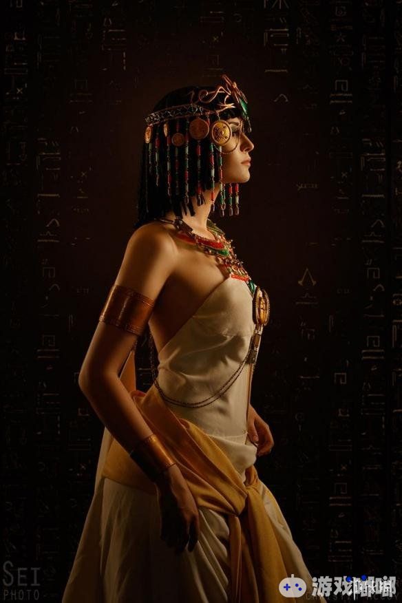 近日俄罗斯妹子MakkoyKristinCOS了在《刺客信条：起源（Assassins Creed: Origins）》中的埃及艳后，其精致的妆容都让人难以分清游戏还是现实。
