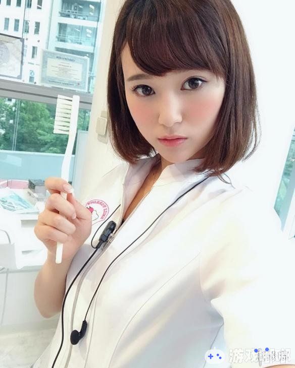 西原爱夏是日本的一名牙医，但是除此身份之外她还是一名女演员及模特，在日本拥有大量的粉丝，现在我们来一起欣赏一下她的美照吧，洁白娇躯让人垂涎不已呢！