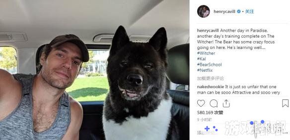 “大超”亨利·卡维尔将出演《巫师》电视剧白狼杰洛特一角，现在他正在为饰演这个角色做训练，今天他晒出了自己与狗狗的合照，并且表示又是开心的一天！