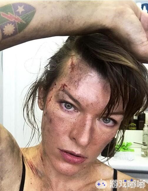 《怪物猎人》真人电影似乎已经正式开拍，主演米拉·乔沃维奇晒出了两张拍拍摄幕后照，女神脸上带着血迹，看起来挑战不小！