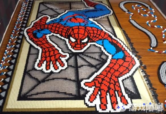 有网友用多米诺骨牌搭建了《漫威蜘蛛侠》总共花费了7天时间，一共使用了36186块骨牌，光最后的巨幅蜘蛛侠就花了15794块骨牌，整个作品占用了4个不同的房间。