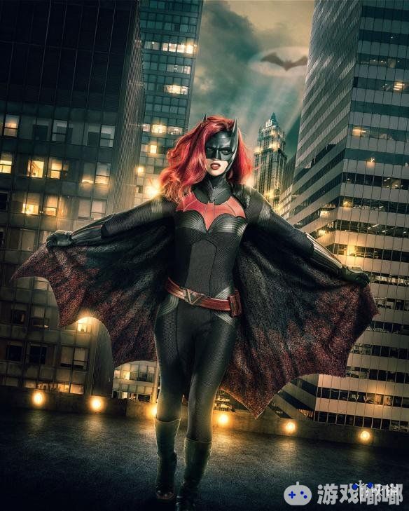 “绿箭侠宇宙”加入新的英雄角色——蝙蝠女侠，近日这一角色的首张定妆照曝光，赶紧来看看新的女英雄的风采吧！