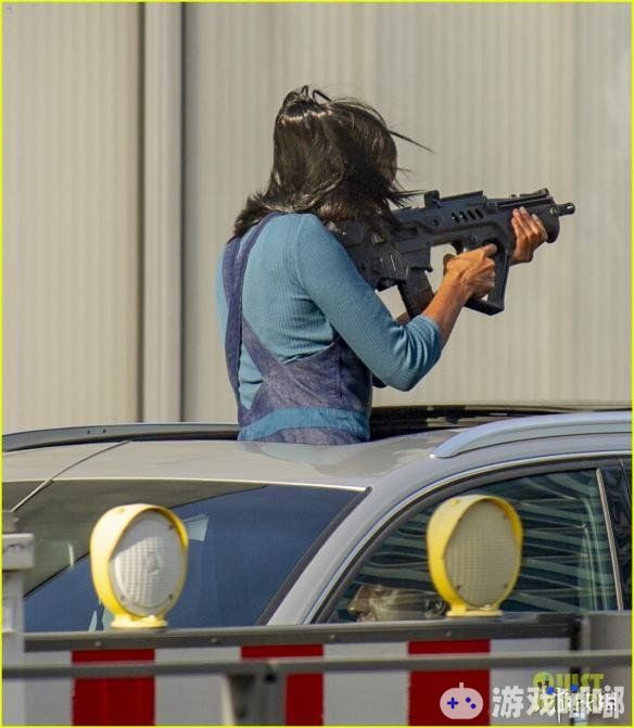 新版《霹雳娇娃》片场照曝光，克里斯汀·斯图尔特耳夹香烟超帅气，艾拉·巴林斯卡手持枪械，从汽车天窗中射击。