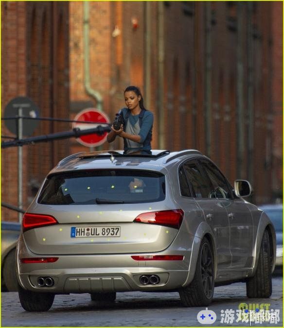 新版《霹雳娇娃》片场照曝光，克里斯汀·斯图尔特耳夹香烟超帅气，艾拉·巴林斯卡手持枪械，从汽车天窗中射击。