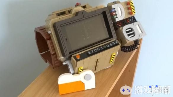 日前，有着能工巧匠之称的“LEGOParadise”在油管频道上给我们分享了他用乐高玩具和一部iPhone拼出了可穿戴式的《辐射76》哔哔小子2000 MK VI型，各方面都非常还原，一起来欣赏一下吧。