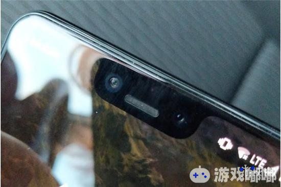 自从iphone x的刘海屏出来后很多厂商也纷纷效仿，谷歌最新的Pixel 3系列也采用刘海屏，不过这一举动却遭来竞争对手三星的调侃。