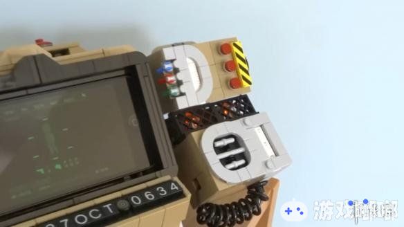 日前，有着能工巧匠之称的“LEGOParadise”在油管频道上给我们分享了他用乐高玩具和一部iPhone拼出了可穿戴式的《辐射76》哔哔小子2000 MK VI型，各方面都非常还原，一起来欣赏一下吧。