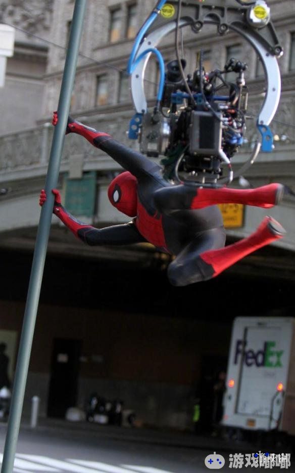 今天，《蜘蛛侠：远离故乡》公布了一组全新的片场照，小虫身穿战袍与赞达亚在街头交谈，身后还吊着威压，一起来先睹为快吧！