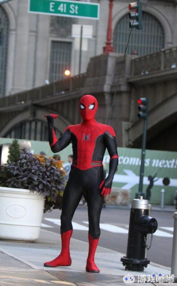 今天，《蜘蛛侠：远离故乡》公布了一组全新的片场照，小虫身穿战袍与赞达亚在街头交谈，身后还吊着威压，一起来先睹为快吧！