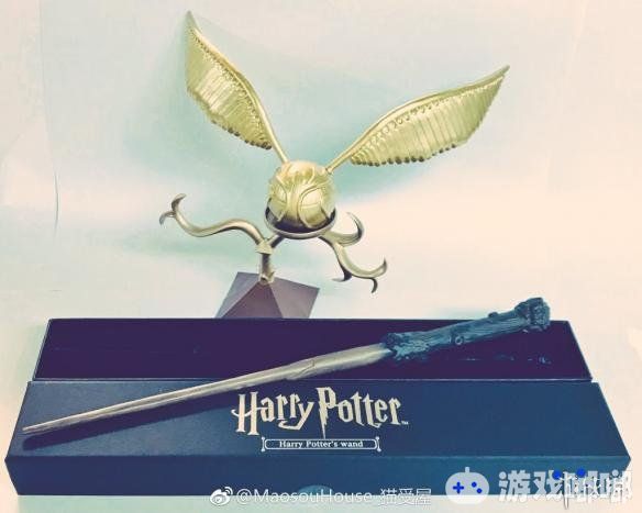 《哈利波特》金色飞贼、魔法杖展示图公开。亮金色球体，一对翅膀向上展开，感兴趣的朋友一起来看看吧！