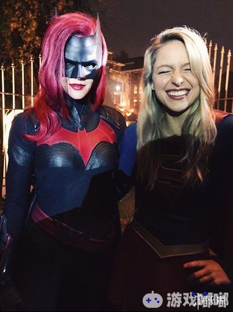 近日，饰演超女的好莱坞女星梅利莎·拜诺伊斯特分享了一张她和“蝙蝠女侠”Ruby Rose的合影，一起来看看吧！
