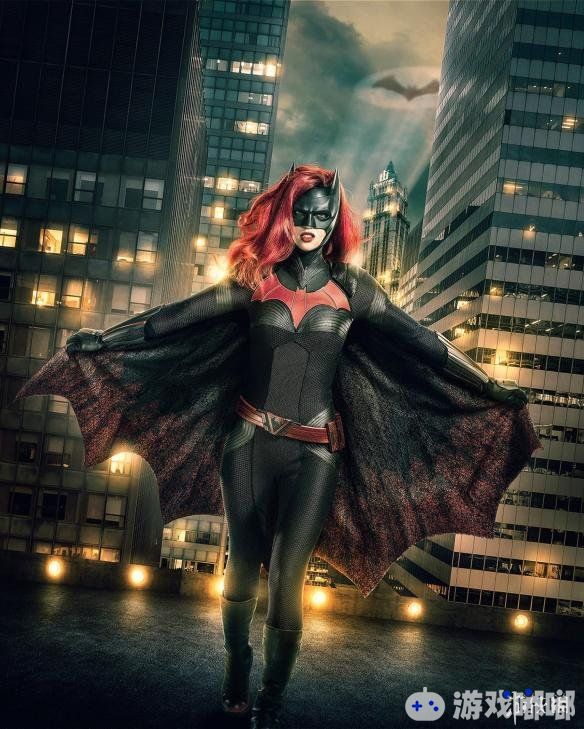 近日，饰演超女的好莱坞女星梅利莎·拜诺伊斯特分享了一张她和“蝙蝠女侠”Ruby Rose的合影，一起来看看吧！