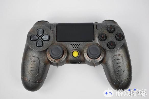 国外玩家打造《辐射76（Fallout 76）》PS4主题手柄。采用“动力装甲”风格的金属烤漆，质量堪称官方级。