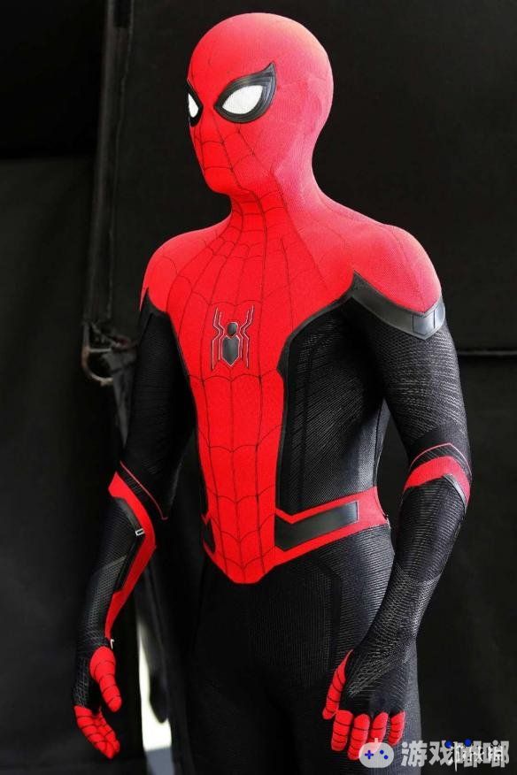 近日，有网友曝光了电影《复仇者联盟3：无限战争》中，未采用的小虫战衣设计图。胸前的蜘蛛Logo显眼且有光泽。