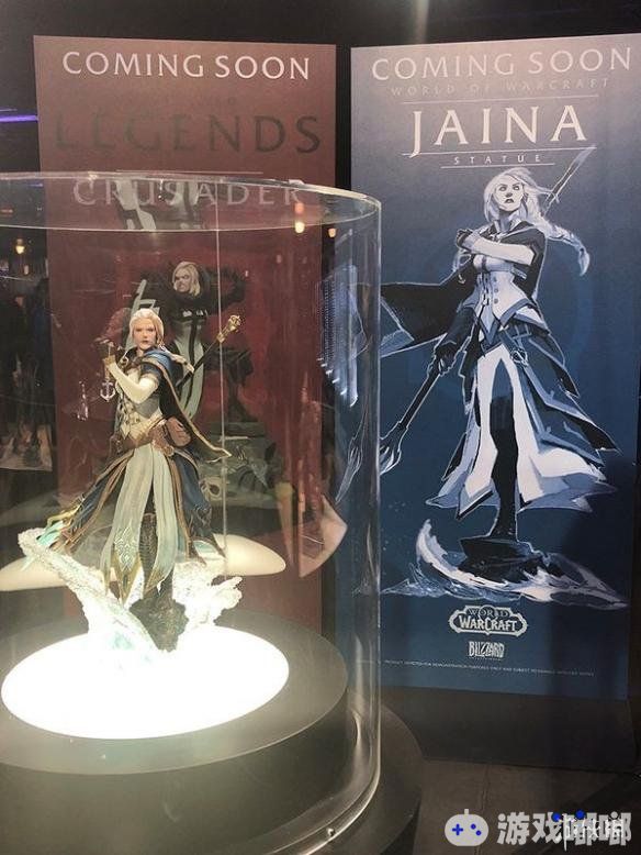 暴雪嘉年华会场《魔兽世界（World of Warcraft）》吉安娜雕像曝光，身着蓝白金边法袍衣袂飘飘，颇为潇洒。